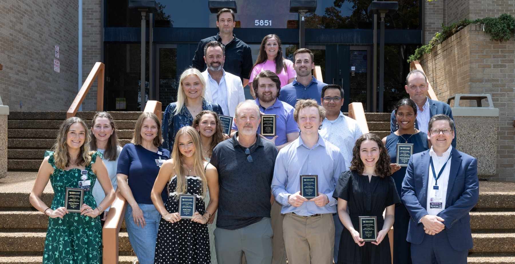 Group of medical students and faculty mentors data-lightbox='featured'