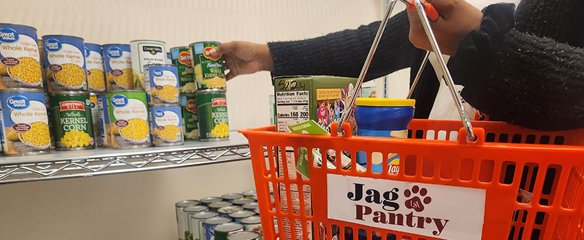 Student shopping for food in Jag Pantry.